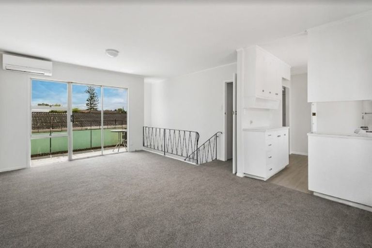 Photo of property in 3/120 Titirangi Road, New Lynn, Auckland, 0600