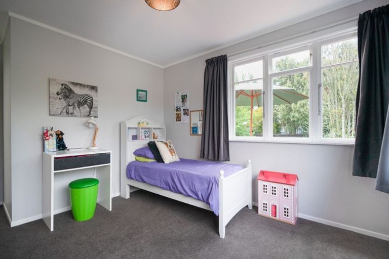 Photo of property in 11 Wairere Grove, Paraparaumu, 5032