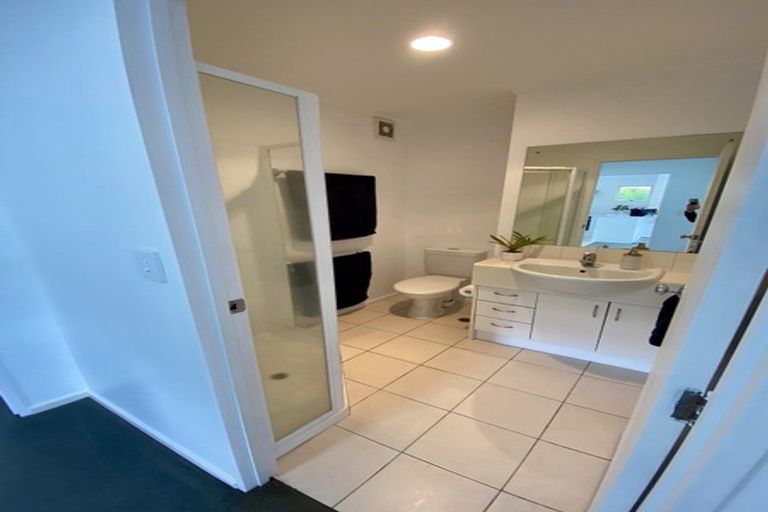 Photo of property in 1a/20 Ian Marwick Place, Birkenhead, Auckland, 0626