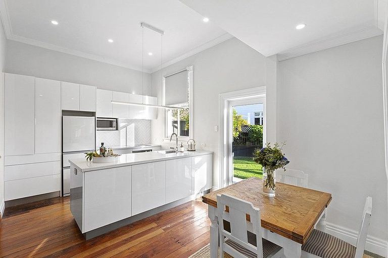 Photo of property in 8 Morley Street, New Plymouth, 4310