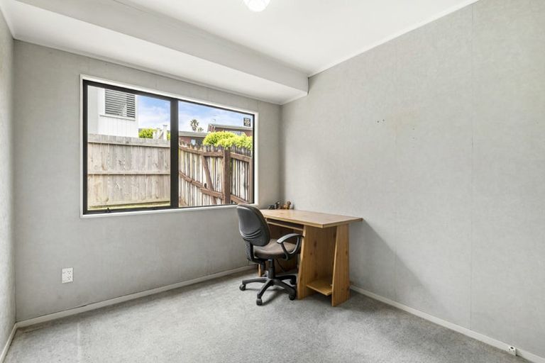Photo of property in 2/18 Altair Place, Windsor Park, Auckland, 0632