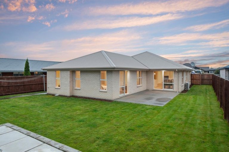 Photo of property in 37 Davaar Crescent, Broomfield, Christchurch, 8042
