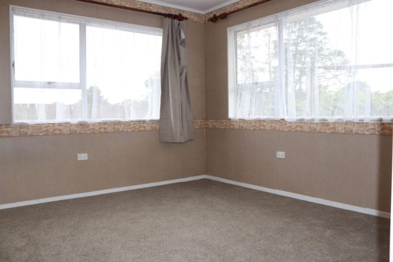 Photo of property in 70 Millbrook Road, Henderson, Auckland, 0612