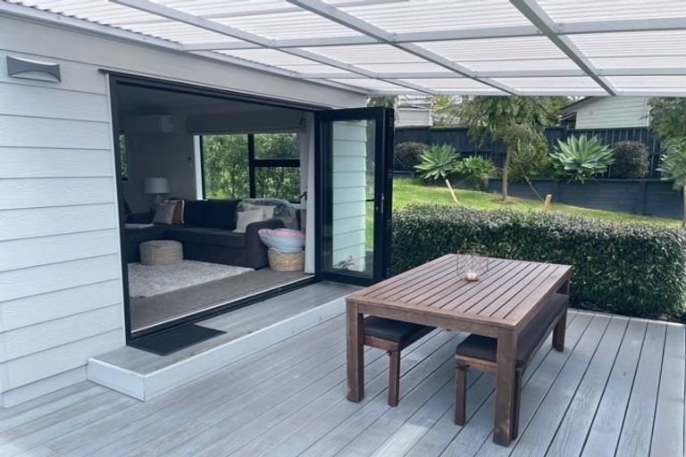 Photo of property in 32 Meadowood Drive, Unsworth Heights, Auckland, 0632