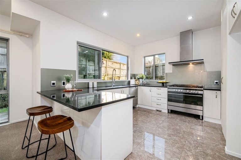 Photo of property in 17 Midhurst Avenue, Henderson, Auckland, 0612