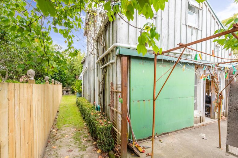 Photo of property in 2 Kaponga Crescent, New Lynn, Auckland, 0600