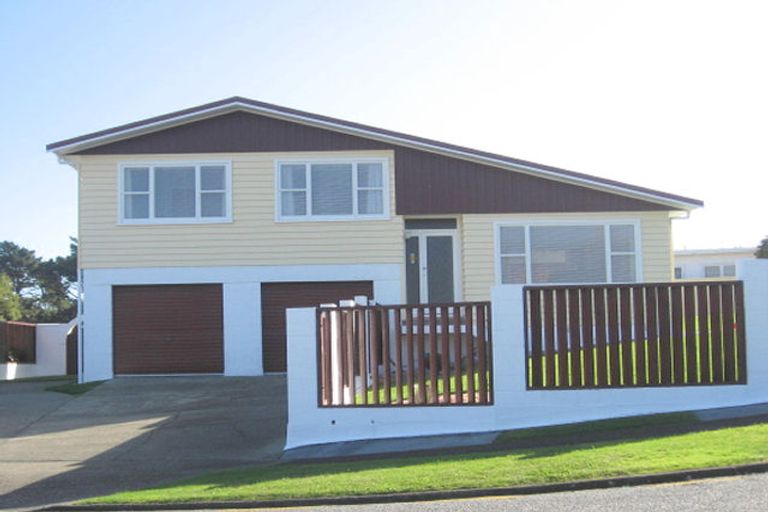 Photo of property in 2 Brian Place, Titahi Bay, Porirua, 5022
