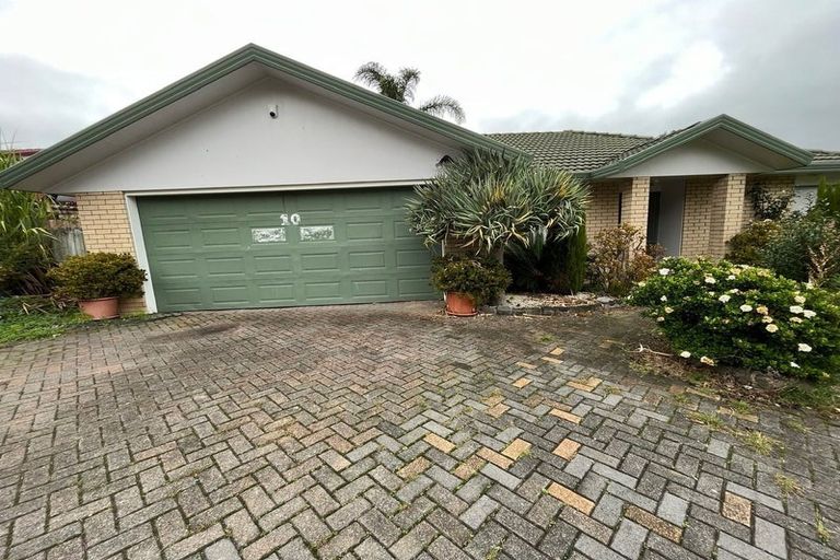 Photo of property in 10 Glenveagh Park Drive, Weymouth, Auckland, 2103
