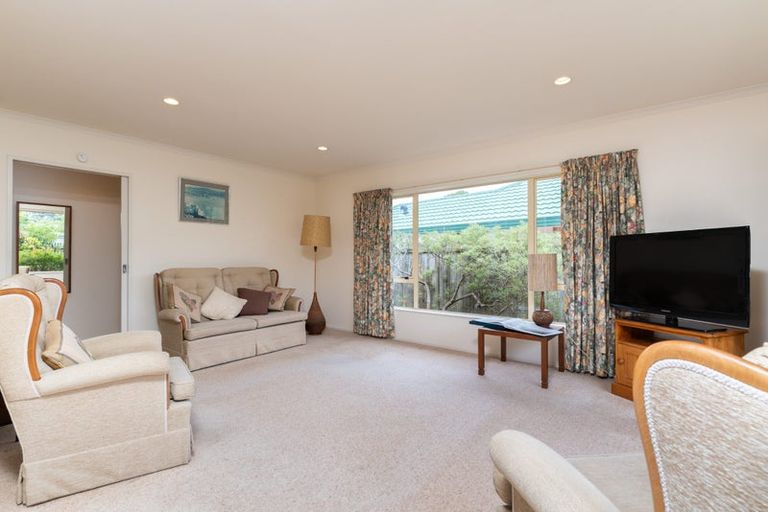 Photo of property in 1b Kereru Bend, Tawa, Wellington, 5028