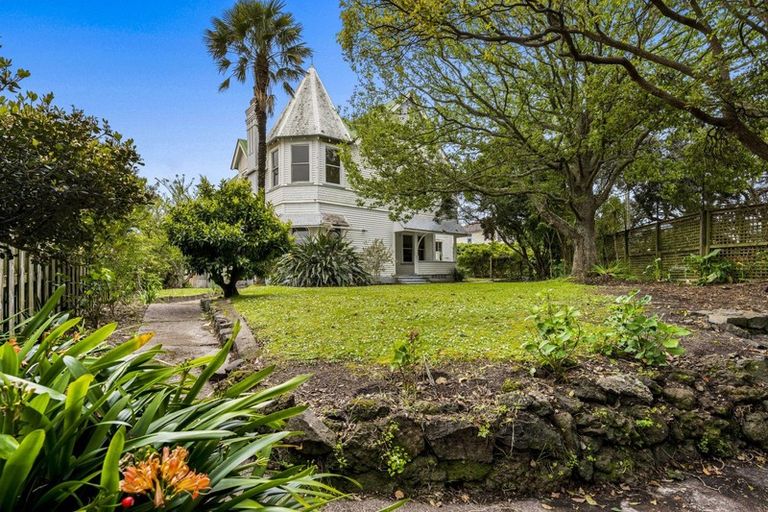 Photo of property in 126 Vauxhall Road, Narrow Neck, Auckland, 0624