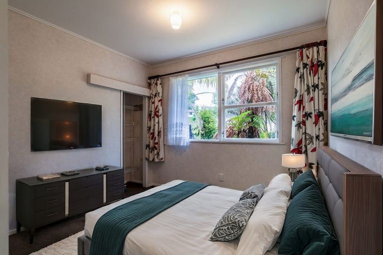 Photo of property in 35 Castleford Street, Green Bay, Auckland, 0604