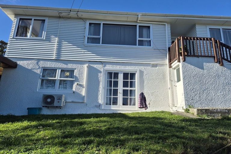 Photo of property in 11 Miles Crescent, Newlands, Wellington, 6037