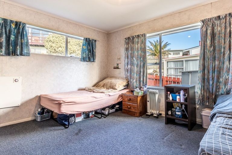 Photo of property in 37 Edgecombe Street, Newlands, Wellington, 6037