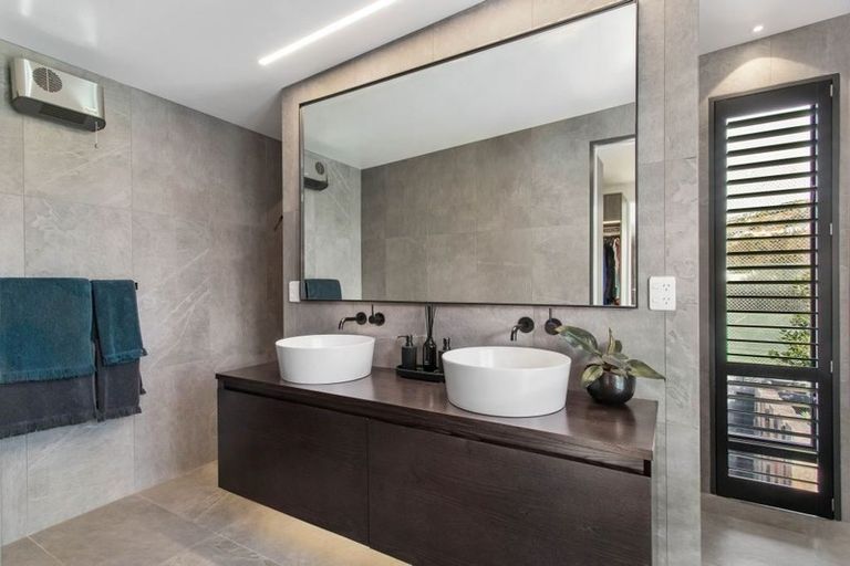 Photo of property in 27 Beachville Road, Redcliffs, Christchurch, 8081