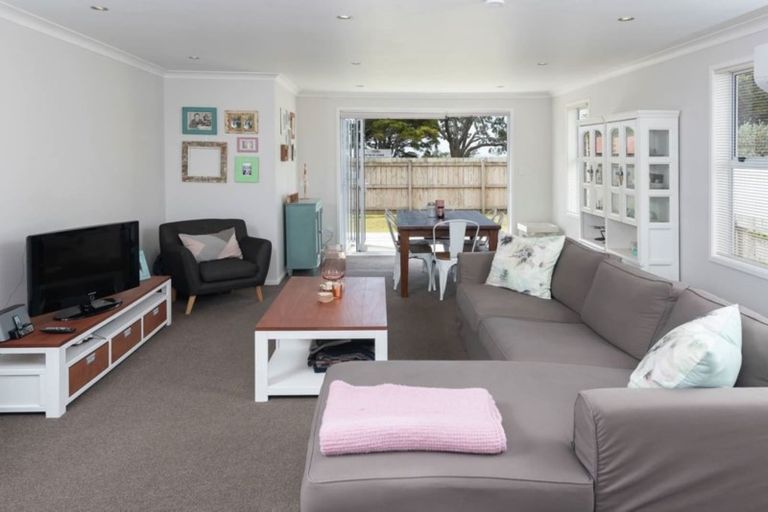 Photo of property in 47 Paparoa Road, Cockle Bay, Auckland, 2014