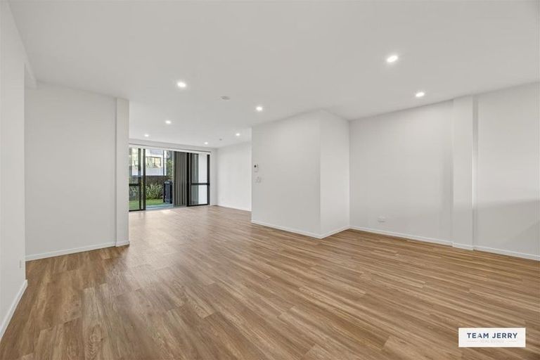 Photo of property in 2/5g Newelm Lane, Flat Bush, Auckland, 2019