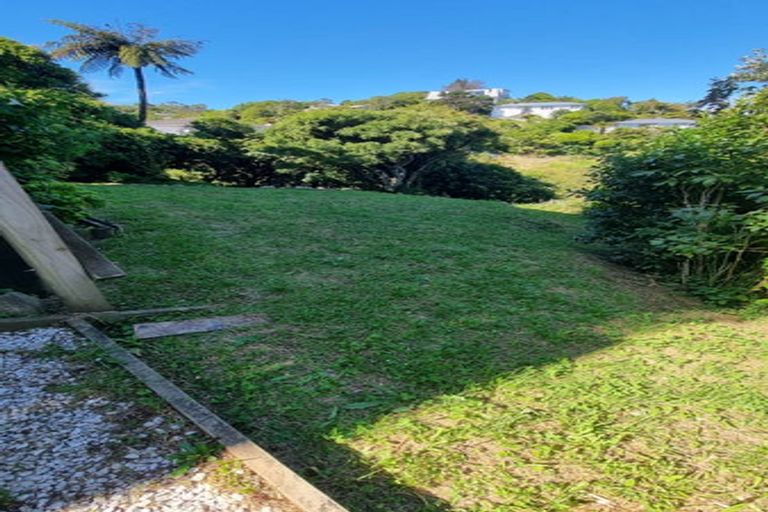 Photo of property in 2/29 Cheltenham Terrace, Newlands, Wellington, 6037