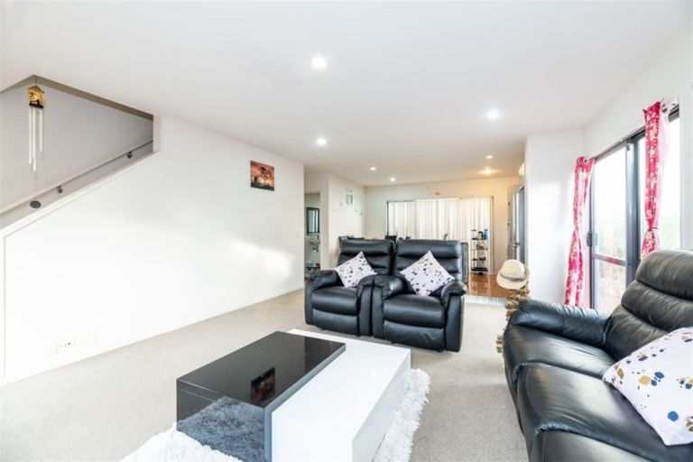 Photo of property in 17 Rakich Place, Henderson, Auckland, 0612