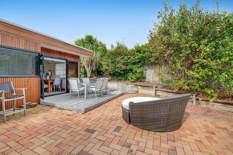 Photo of property in 2/2 Carl Place, Unsworth Heights, Auckland, 0632