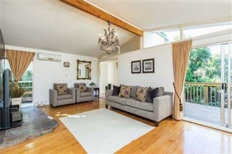 Photo of property in 22 Korotaha Terrace, Rothesay Bay, Auckland, 0630