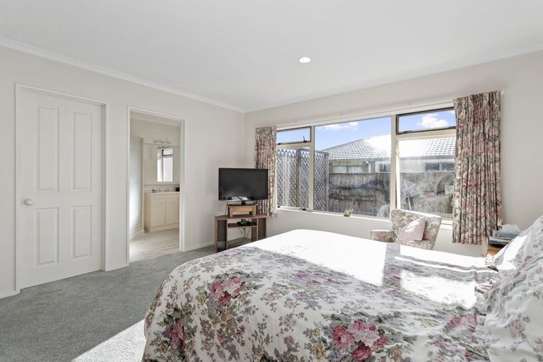 Photo of property in 22 Waiwherowhero Drive, St Andrews, Hamilton, 3200