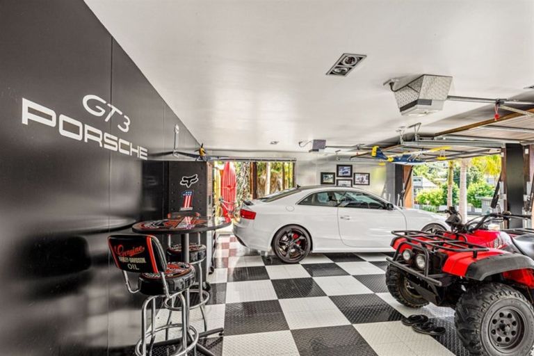 Photo of property in 2/4 The Esplanade, Castor Bay, Auckland, 0620