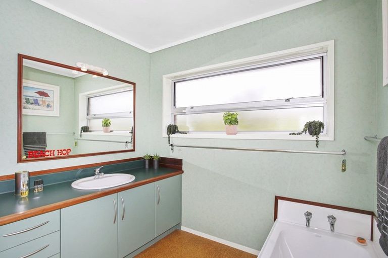 Photo of property in 32 Kawakawa Bay Coast Road, Kawakawa Bay, Papakura, 2585