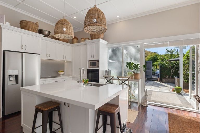 Photo of property in 214 Heatherlea Road East, Levin, 5571