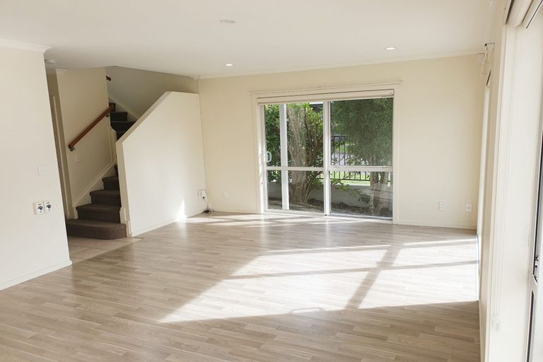 Photo of property in 1/86 Fernhill Way, Oteha, Auckland, 0632