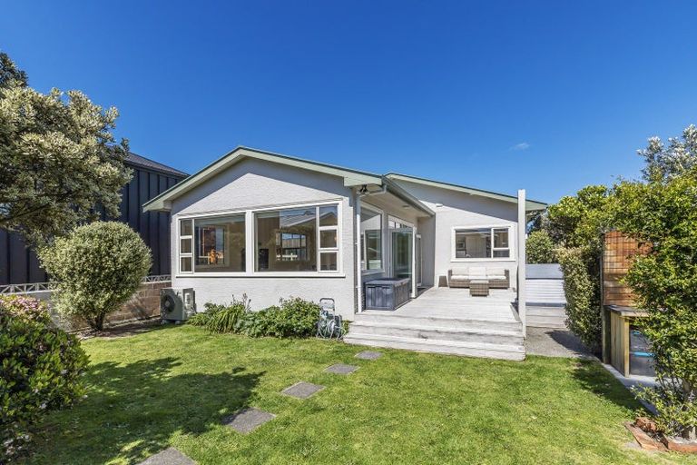 Photo of property in 98 Apu Crescent, Lyall Bay, Wellington, 6022