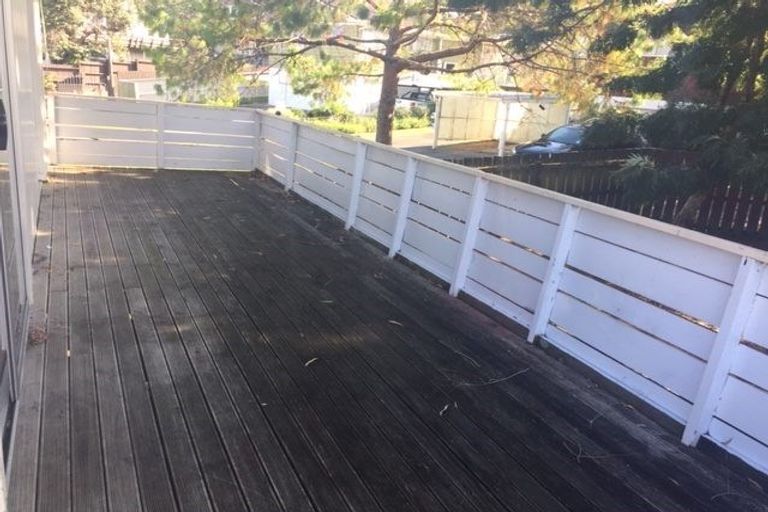 Photo of property in 4 Longbill Place, Glendene, Auckland, 0602