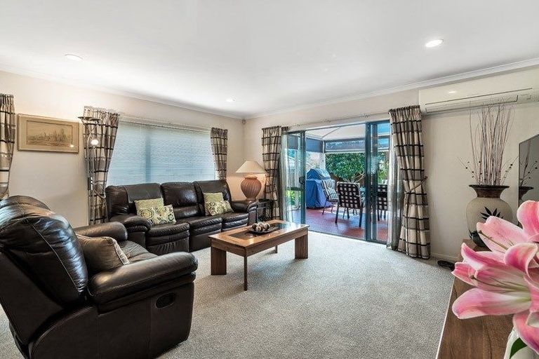 Photo of property in 98 Golfland Drive, Golflands, Auckland, 2013