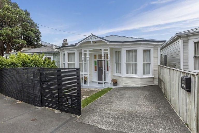 Photo of property in 17 Myrtle Crescent, Mount Cook, Wellington, 6021