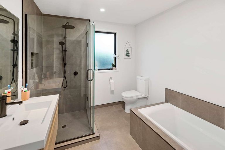 Photo of property in 136b Seaview Road, Westown, New Plymouth, 4310