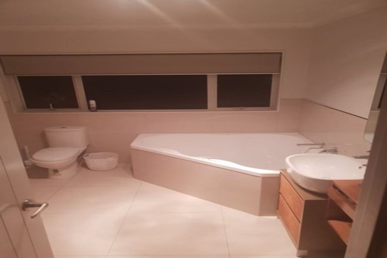 Photo of property in 106 Lake Panorama Drive, Henderson Valley, Auckland, 0612