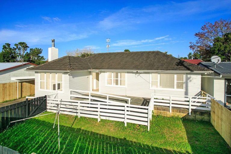 Photo of property in 2 Frizell Street, Beach Haven, Auckland, 0626