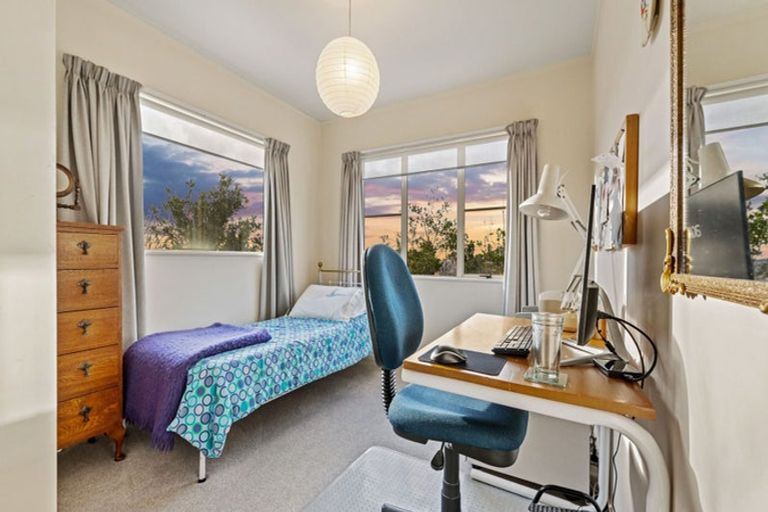 Photo of property in 2/30 Sunset Road, Unsworth Heights, Auckland, 0632