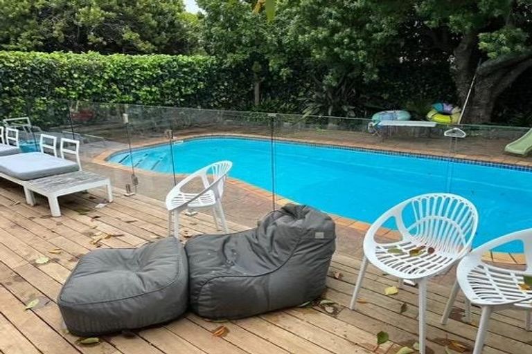 Photo of property in 24 Otakau Road, Milford, Auckland, 0620