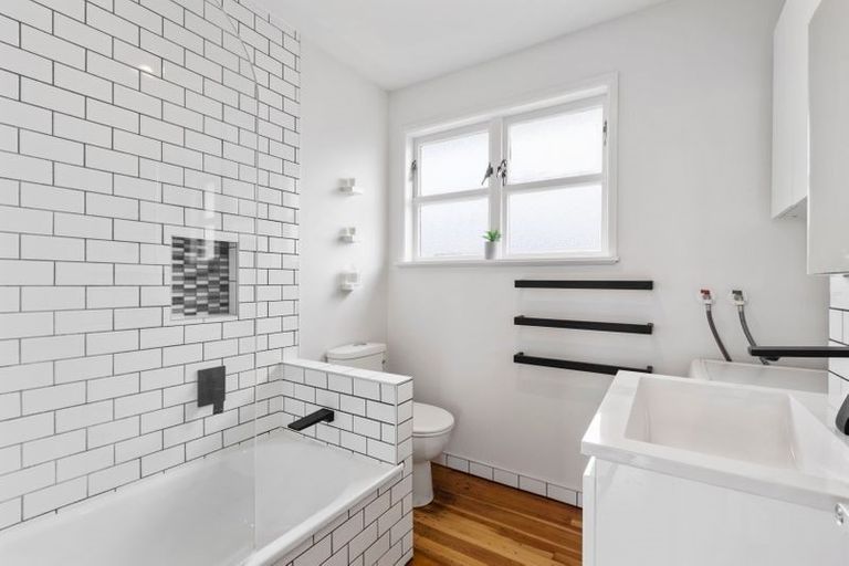 Photo of property in 2/116 Beach Haven Road, Beach Haven, Auckland, 0626