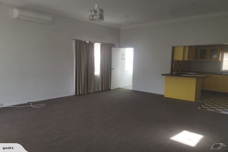 Photo of property in 8b Waimana Road, Conifer Grove, Takanini, 2112