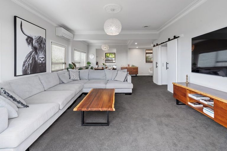 Photo of property in 1/884 Beach Road, Waiake, Auckland, 0630