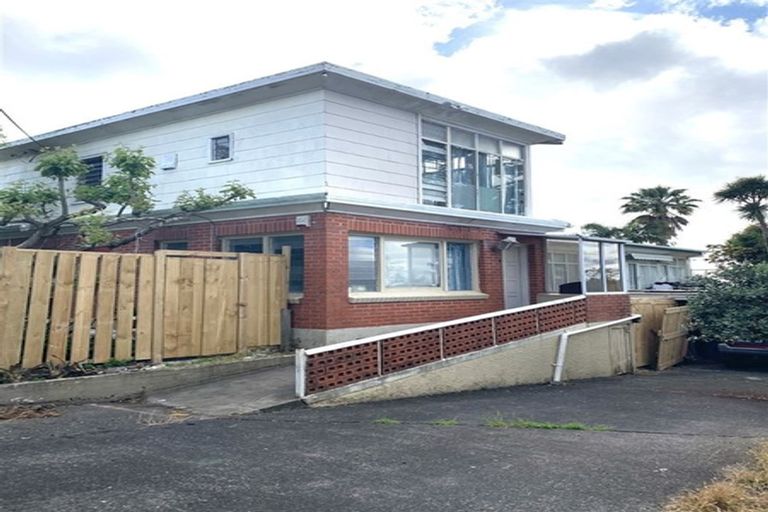 Photo of property in 10 Humphrey Kemp Avenue, Henderson, Auckland, 0612