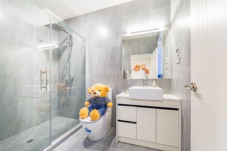 Photo of property in 27a Royal View Road, Te Atatu South, Auckland, 0610