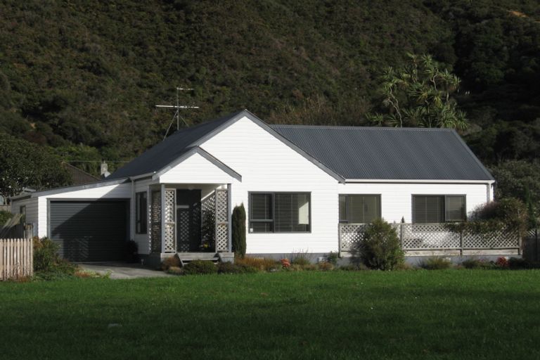 Photo of property in 22 Glenbrook Grove, Naenae, Lower Hutt, 5011
