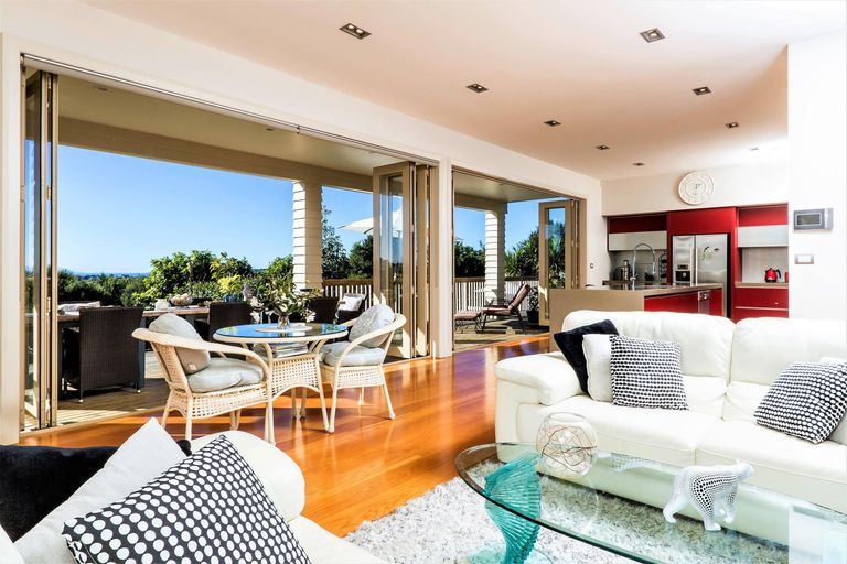 Photo of property in 121 Wade River Road, Stanmore Bay, Whangaparaoa, 0932