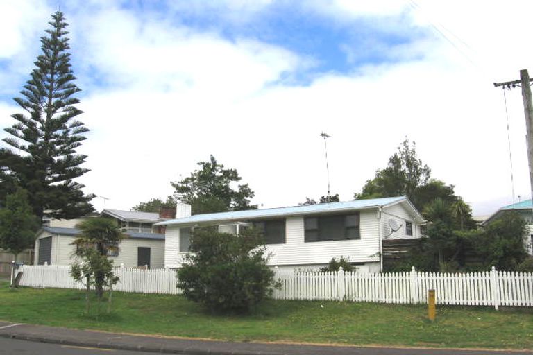 Photo of property in 10 Lauderdale Road, Birkdale, Auckland, 0626