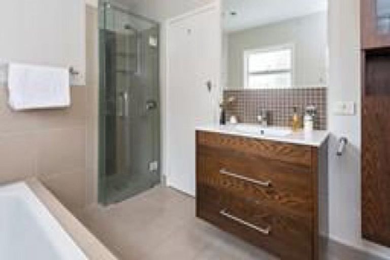 Photo of property in 14 La Trobe Street, Pakuranga Heights, Auckland, 2010