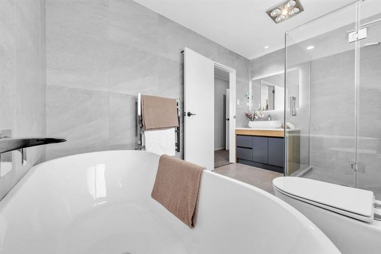 Photo of property in 30 Ballyalton Crescent, Flat Bush, Auckland, 2019