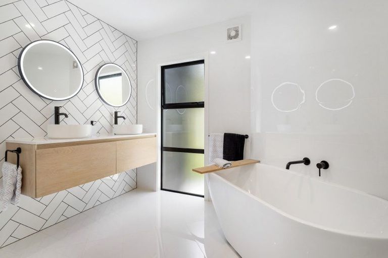 Photo of property in 32a Braemar Road, Castor Bay, Auckland, 0620