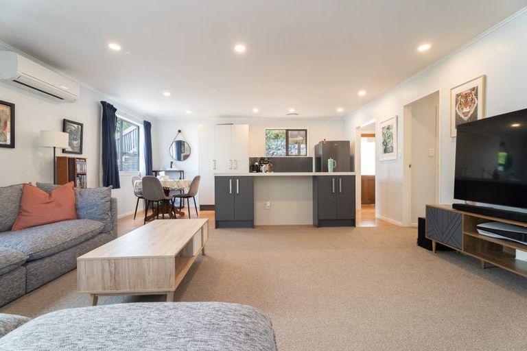 Photo of property in 31 Cheltenham Terrace, Newlands, Wellington, 6037